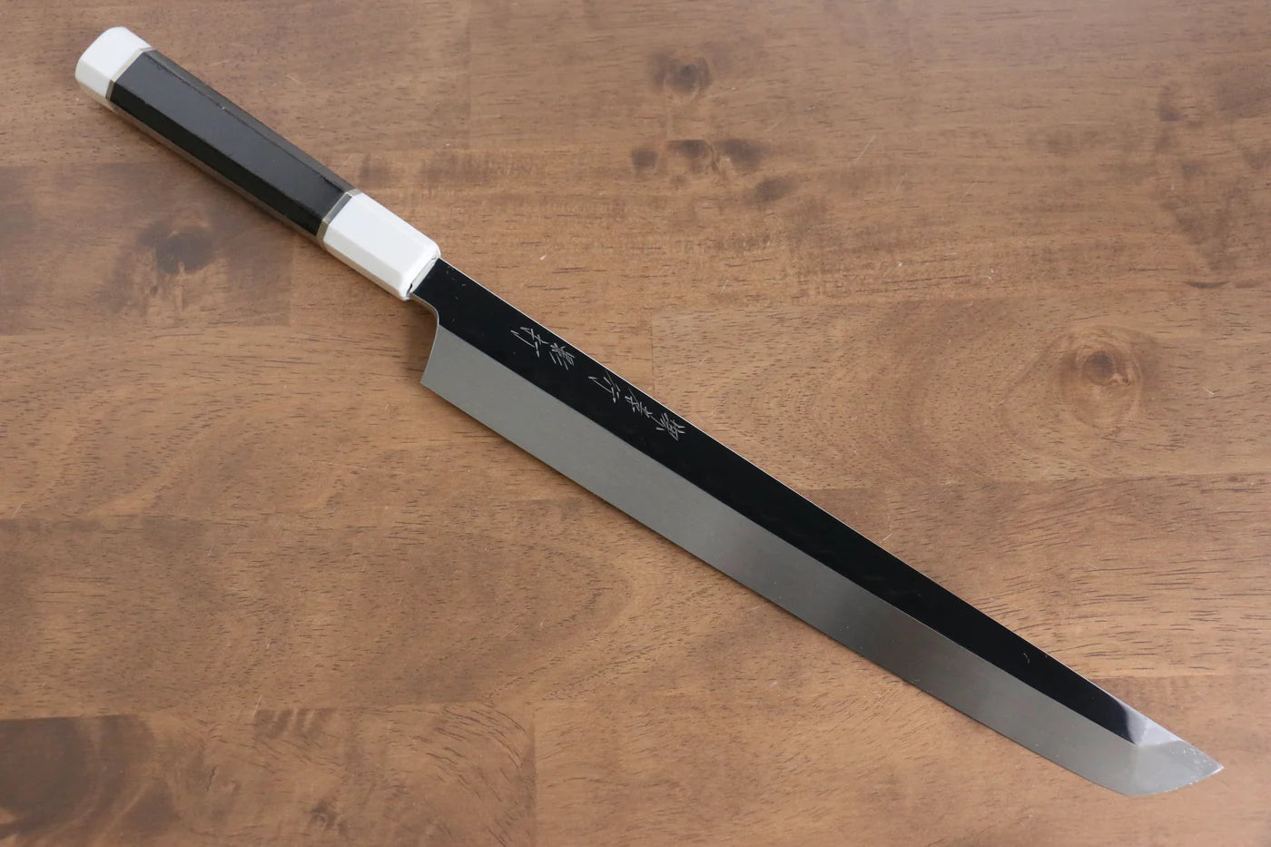 Takayuki Sakai Kageuchi Mizumoto ware White steel mirror finish Maruyanagiba knife 300mm Ebony (with buffalo rings on both sides) Handle Sheath included 堺 孝行 影打 水本焼 白ニ鋼 鏡面仕上げ 先丸柳刃包丁 300mm 黒檀(両側水牛リング付き)柄 鞘付き Free ship - Thương hiệu Sakai Takayuki Đả ảnh Kageuchi Mizumoto yaki Thép trắng No.2 Tráng gương Dao thái cáshashimi chuyên dụng Yanagiba (cán tròn) dao Nhật 300mm chuôi dao gỗ Mun có đính đôi vòng Trâu nước ( làm từ thép không gỉ cao cấp) Có kèm bao