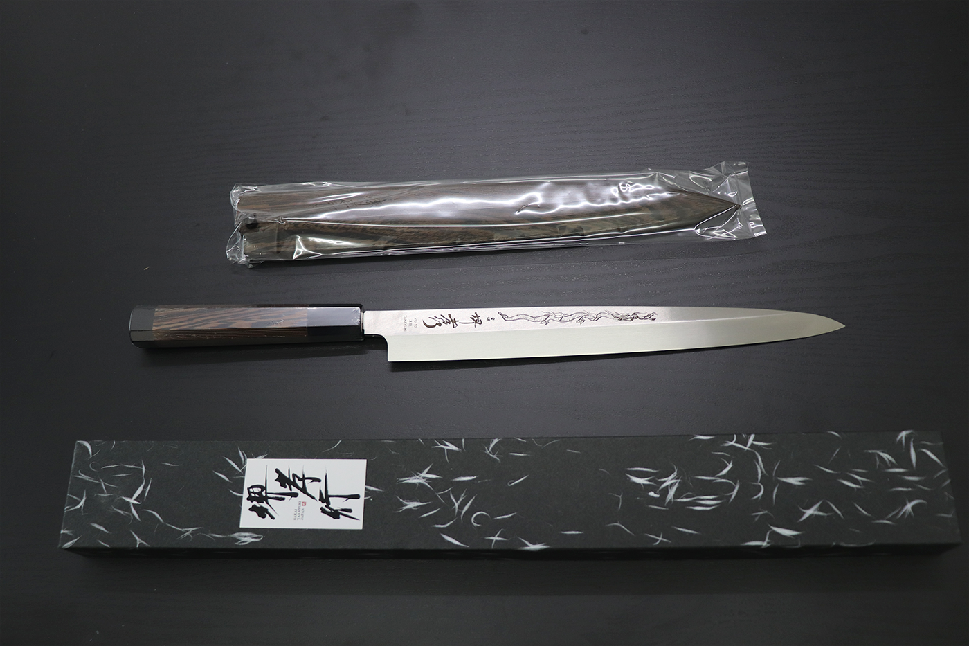 Takayuki Sakai Honyaki V Gold No. 10 Dragon Engraving Yanagiba Knife 300mm Tagayasan Handle with Sheath 堺 孝行 本焼 V金10号 龍の彫刻入り 柳刃包丁 300mm タガヤサン柄 鞘付き Free ship - Dao Nhật cao cấp - Sakai Takayuki Honyaki chạm khắc hình Rồng Dao thái cá shashimi chuyên dụng Yanagiba thép VG10 Damascus 300mm chuôi dao gỗ Wenge có kèm bao dao