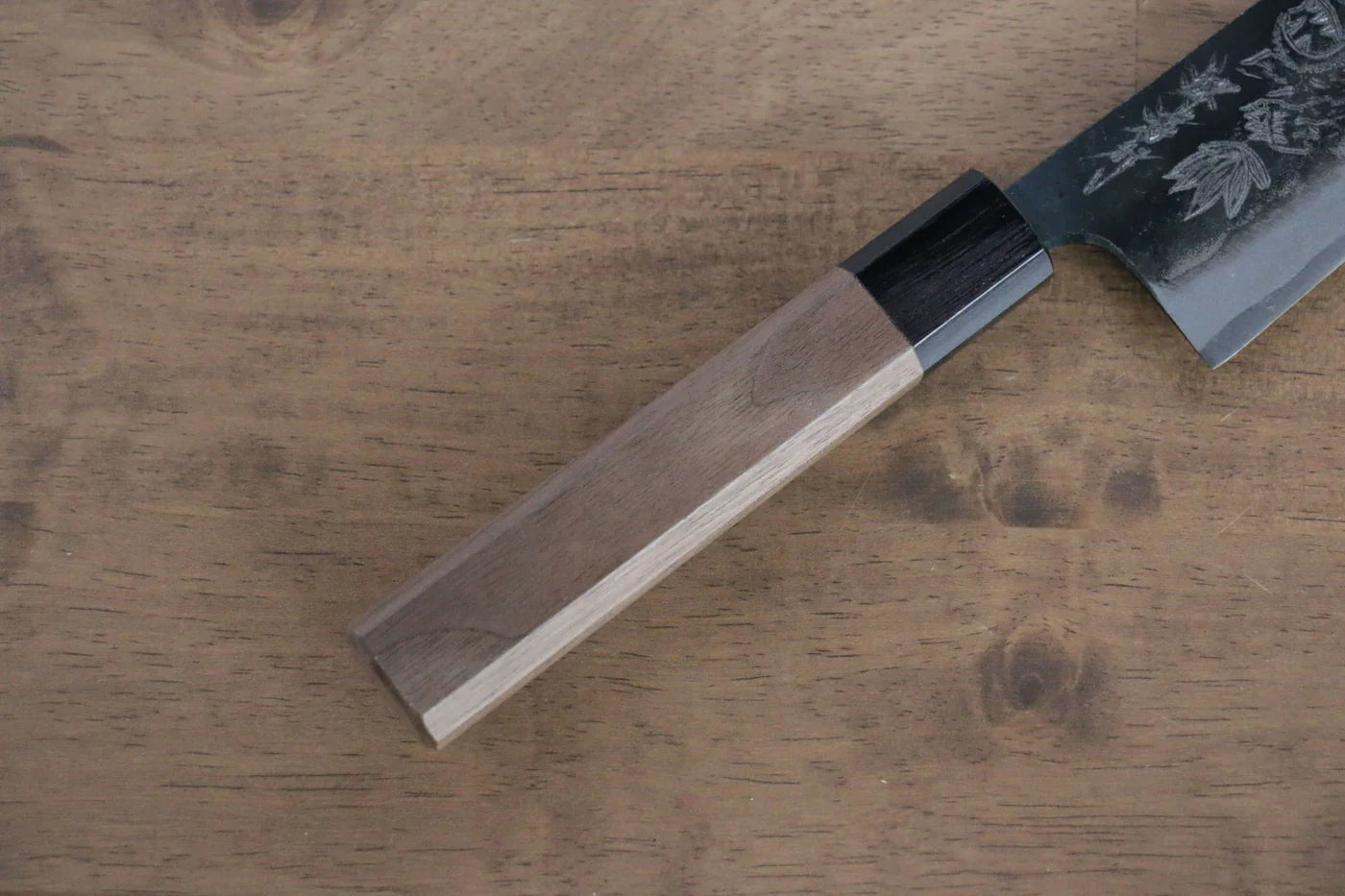 Thương hiệu Sakai Takayuki Thép xanh No.2 Kurouchi Chạm khắc hình Hổ Dao đa năng Santoku 170mm chuôi dao gỗ cây Óc Chó