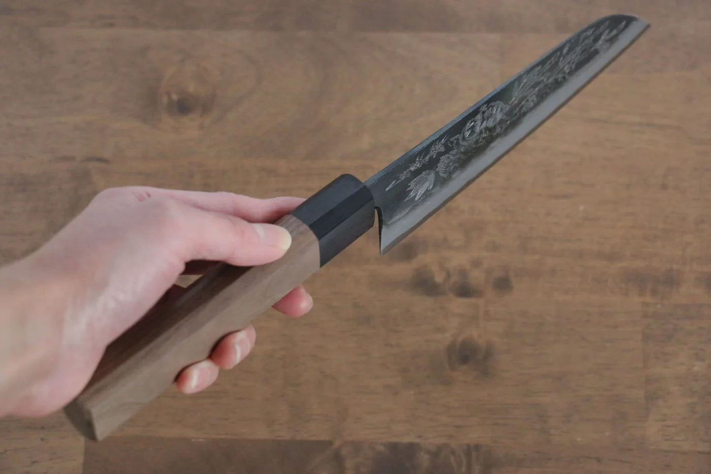 Thương hiệu Sakai Takayuki Thép xanh No.2 Kurouchi Chạm khắc hình Hổ Dao đa năng Santoku 170mm chuôi dao gỗ cây Óc Chó