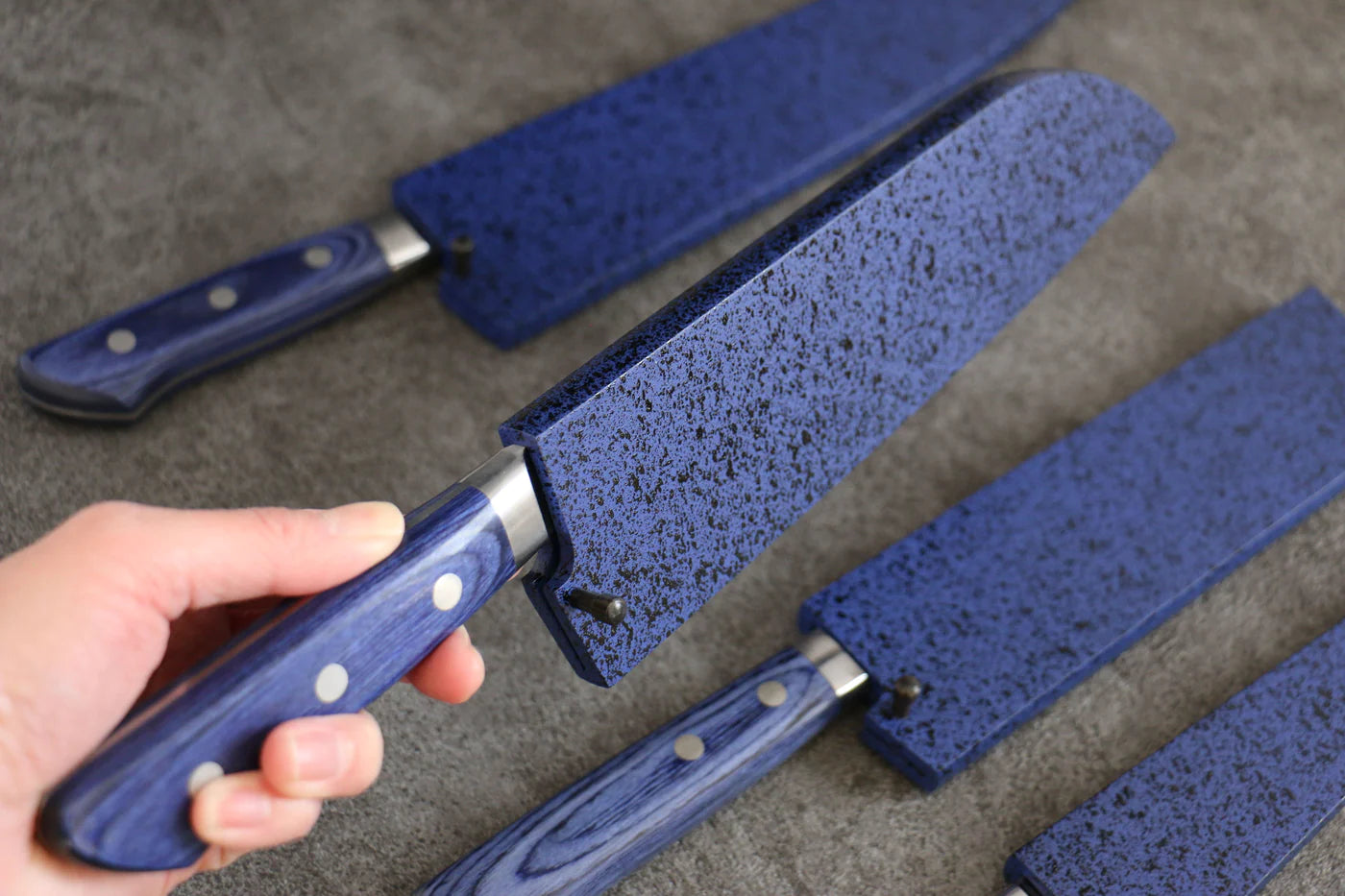 Bao dao Gyuto gỗ dán màu xanh 180mm với chốt gỗ cho dao đầu bếp