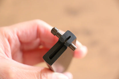 Messerscheide aus schwarzem Magnolienholz. Kleines Mehrzweck-Kleinmesser Kaneko, 80 mm laminierter Holzdübel