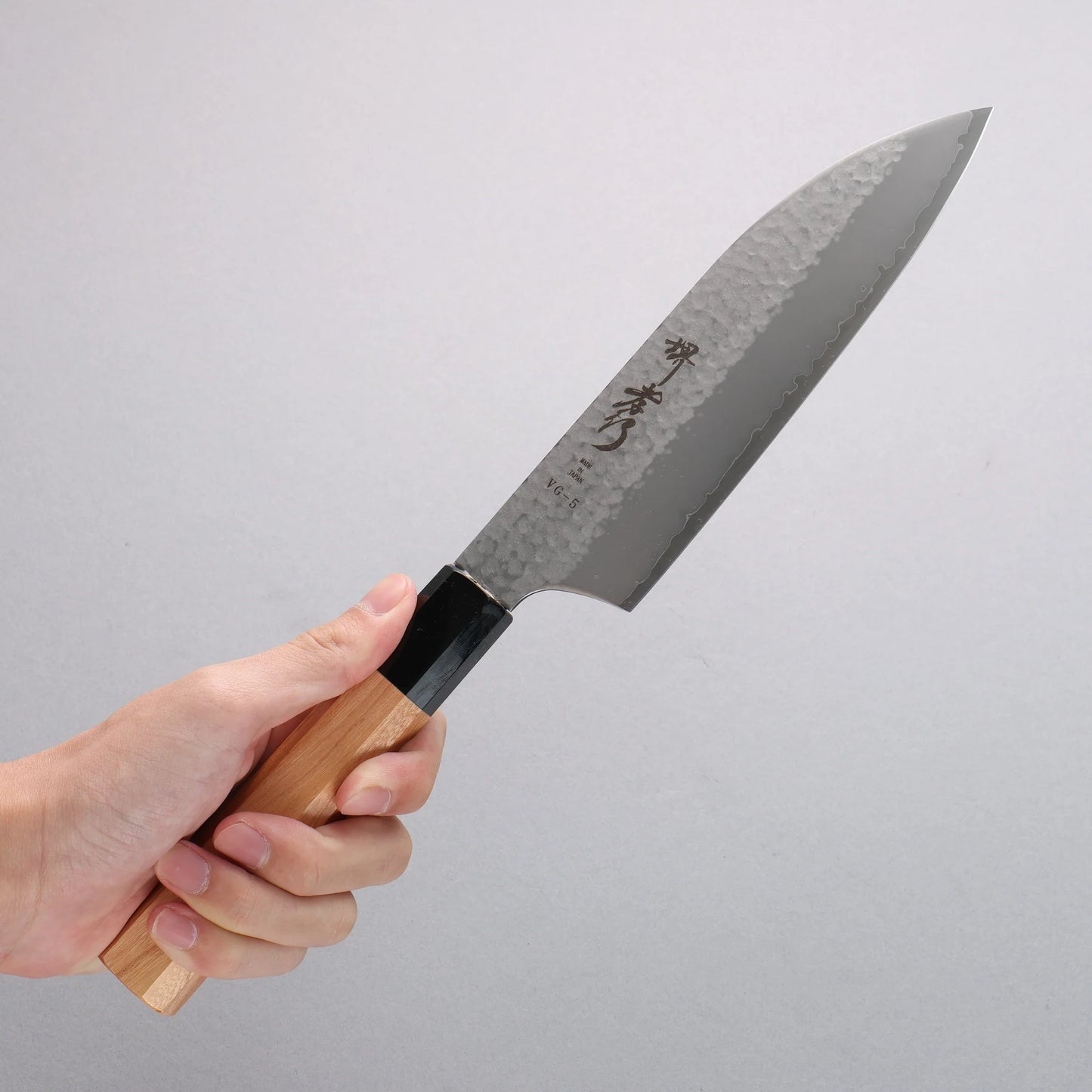 Thương hiệu Sakai Takayuki VG5 vân búa đục đặc biệt Rèn thủ công Dao đa năng Santoku 165mm chuôi dao Kataoka (mõm: nhựa đen)