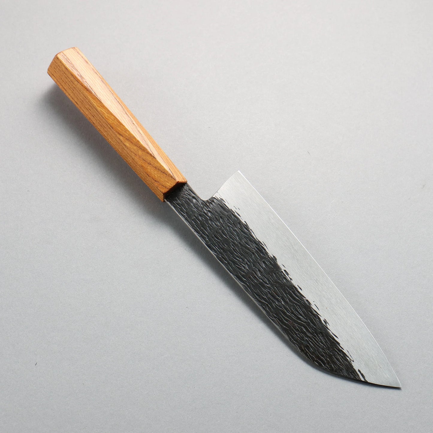 Thương hiệu Isamitsu Abe Thép trắng No.1 vân búa đục đặc biệt Rèn thủ công Dao đa năng Santoku 180mm chuôi dao gỗ Sồi Keyaki (ngũ giác)