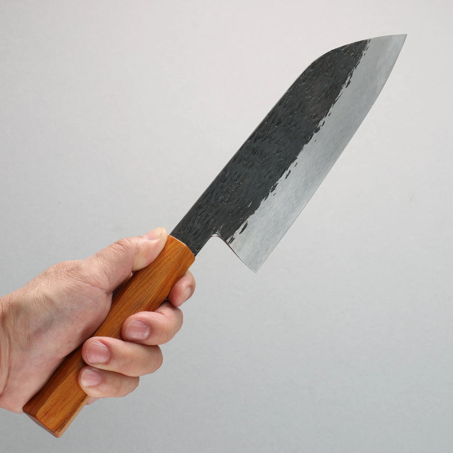 Thương hiệu Isamitsu Abe Thép trắng No.1 vân búa đục đặc biệt Rèn thủ công Dao đa năng Santoku 180mm chuôi dao gỗ Sồi Keyaki (ngũ giác)