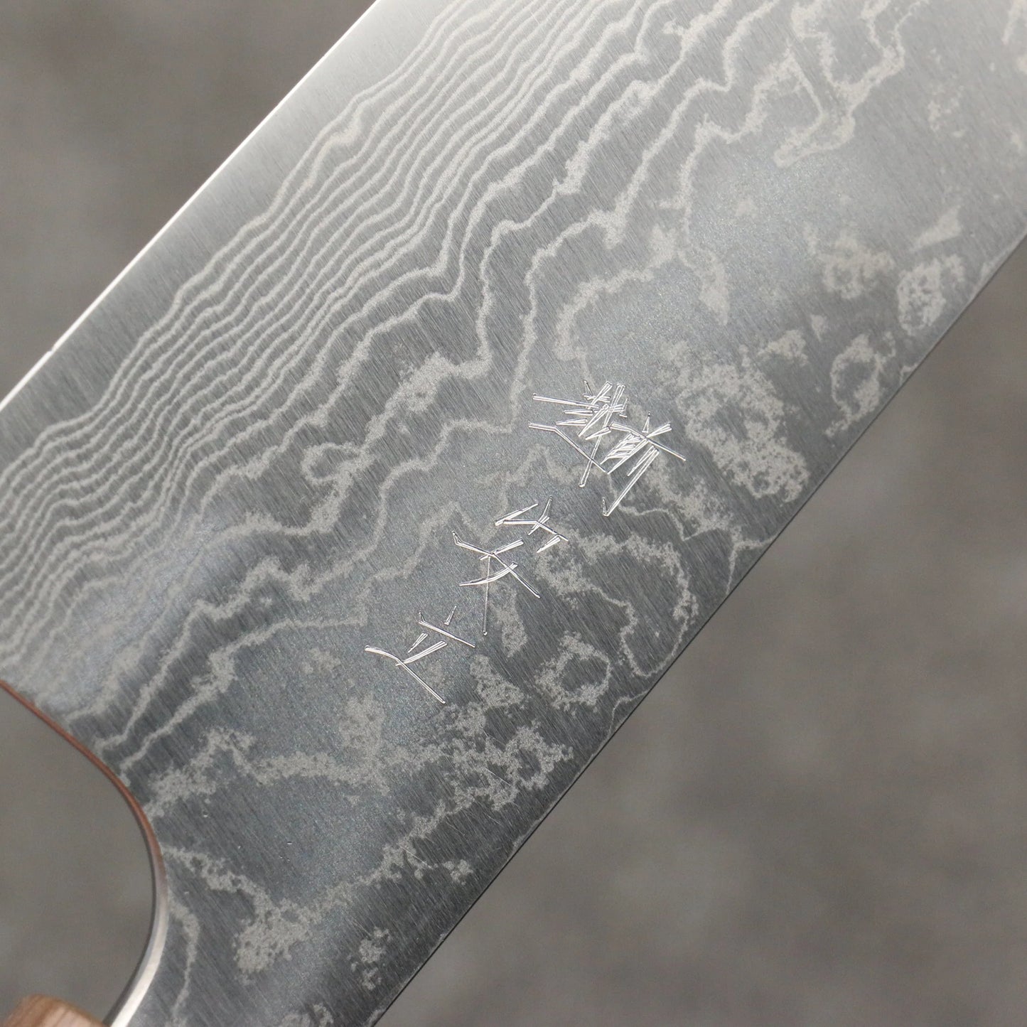 Thương hiệu Katsushige Anryu VG10 đánh bóng hoàn thiện Thép Damascus Dao đa năng Santoku 170mm chuôi dao gỗ quả óc chó (bọc dưới)