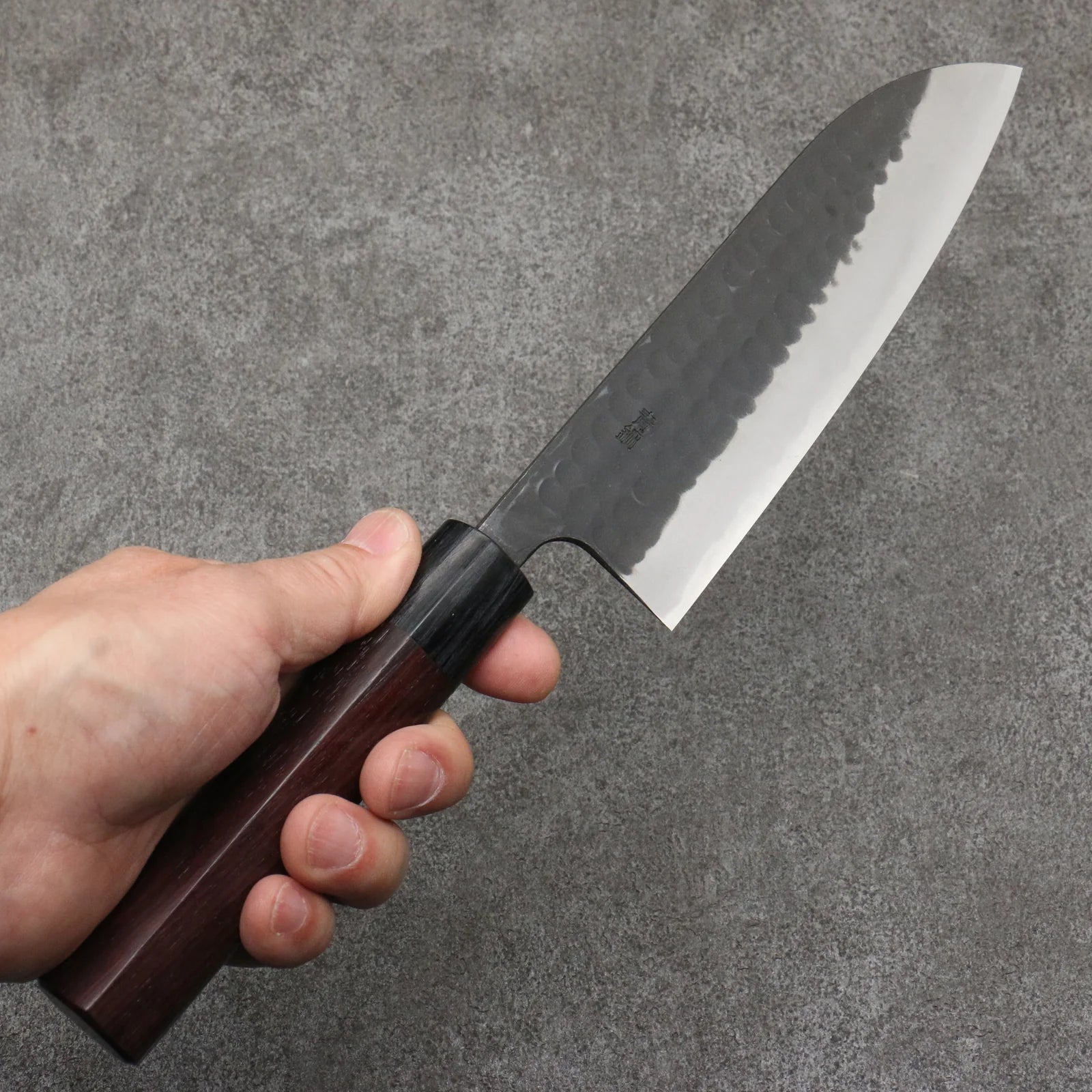 山本 直 青紙 黒打 三徳包丁 和包丁 170mm 紫檀 (口輪：黒合板)柄 Nao Yamamoto Blue Steel Kurouchi Santoku 170mm Shitan (ferrule: Black Pakka wood) Handle Free ship - Thương hiệu Nao Yamamoto Thép xanh Kurouchi Dao đa năng Santoku 170mm chuôi dao gỗ Đàn Hương (đính vòng gỗ Pakka ép đen) 