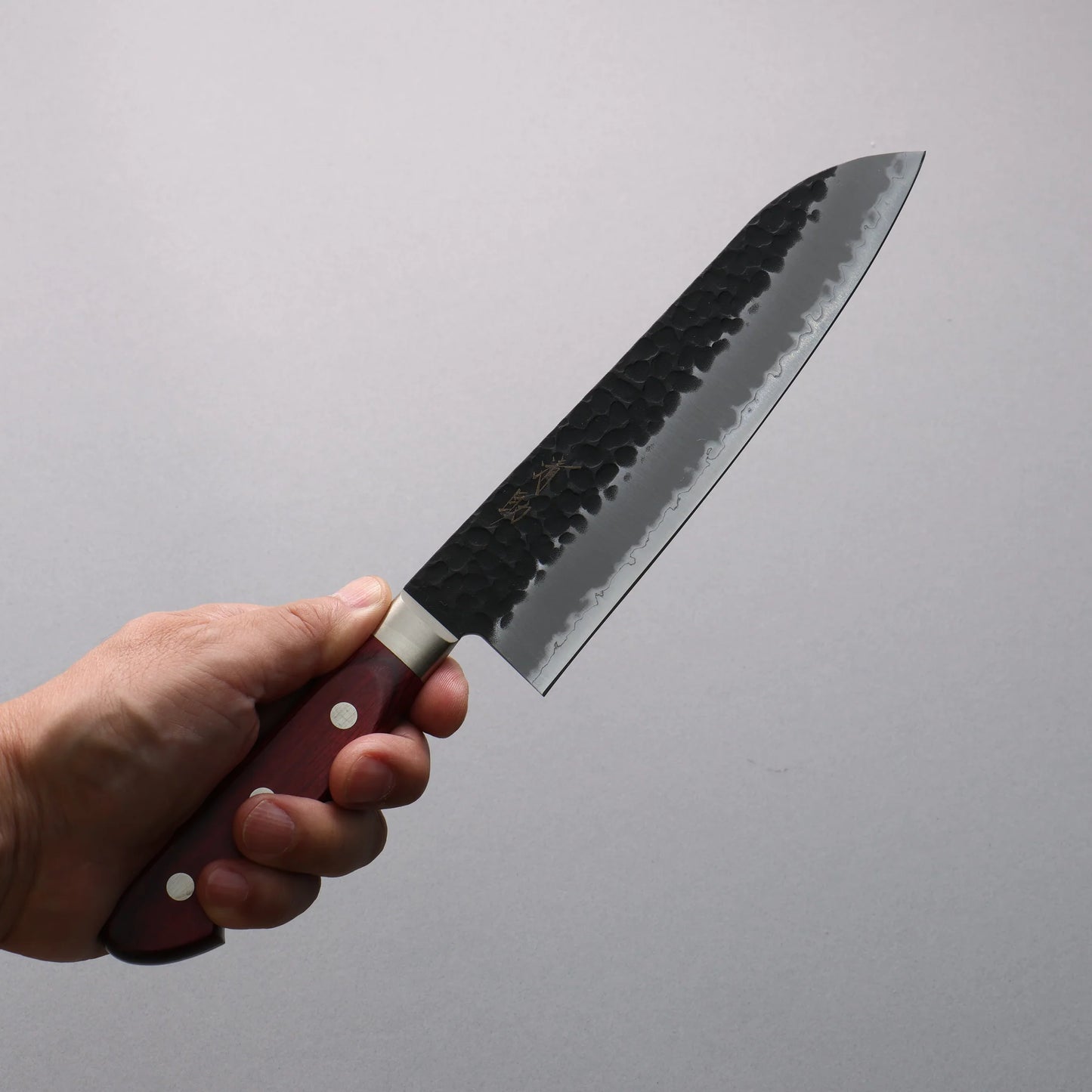 Thương hiệu Seisuke Thép siêu xanh vân búa dao rèn thủ công màu đen Dao đa năng Santoku 180mm chuôi dao gỗ ép đỏ