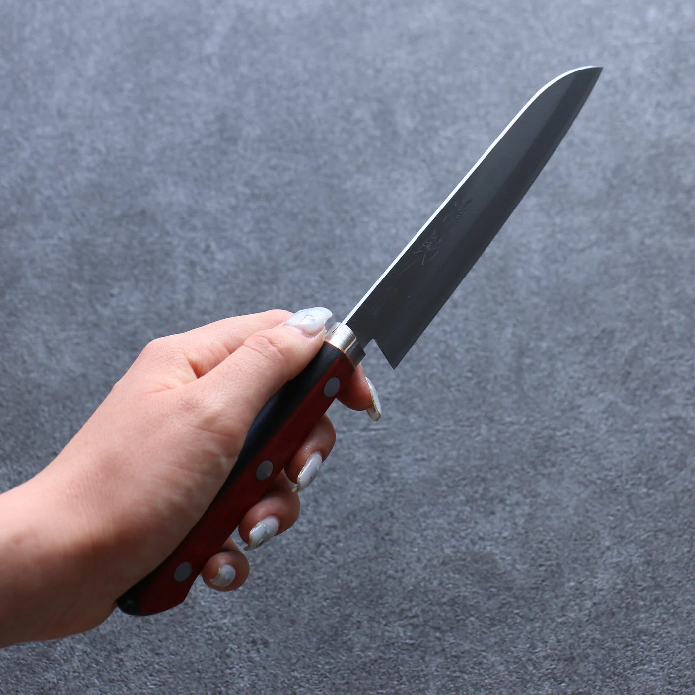 Santoku-Mehrzweckmesser aus superblauem Stahl der Marke Seisuke, kleines japanisches Messer, 140 mm roter und schwarzer Sperrholzgriff