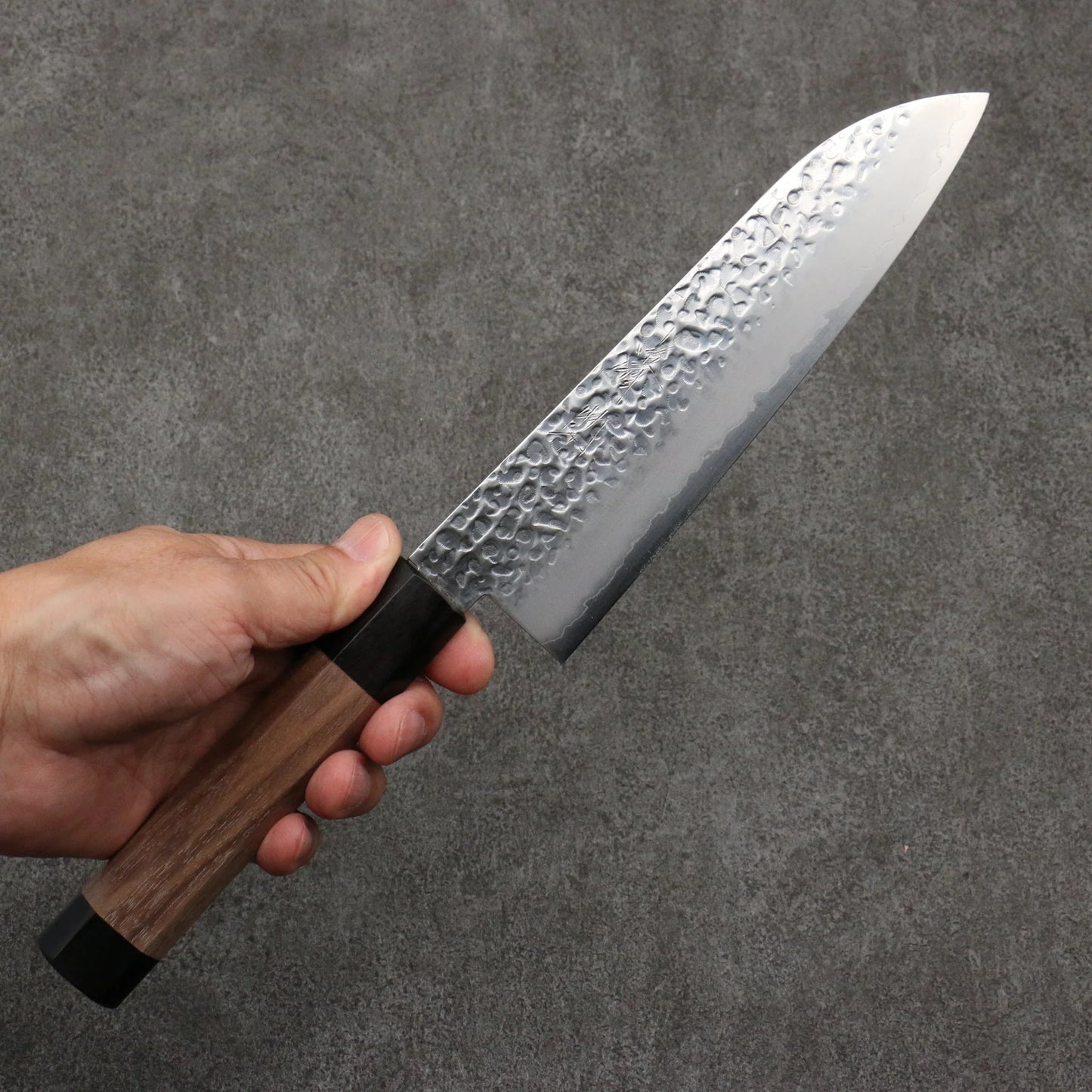 Thương hiệu Seisuke Thép Bạc No.3 vân búa dao rèn thủ công Dao đa năng Santoku 180mm chuôi dao họa tiết quả óc chó (bọc đen hai bên)