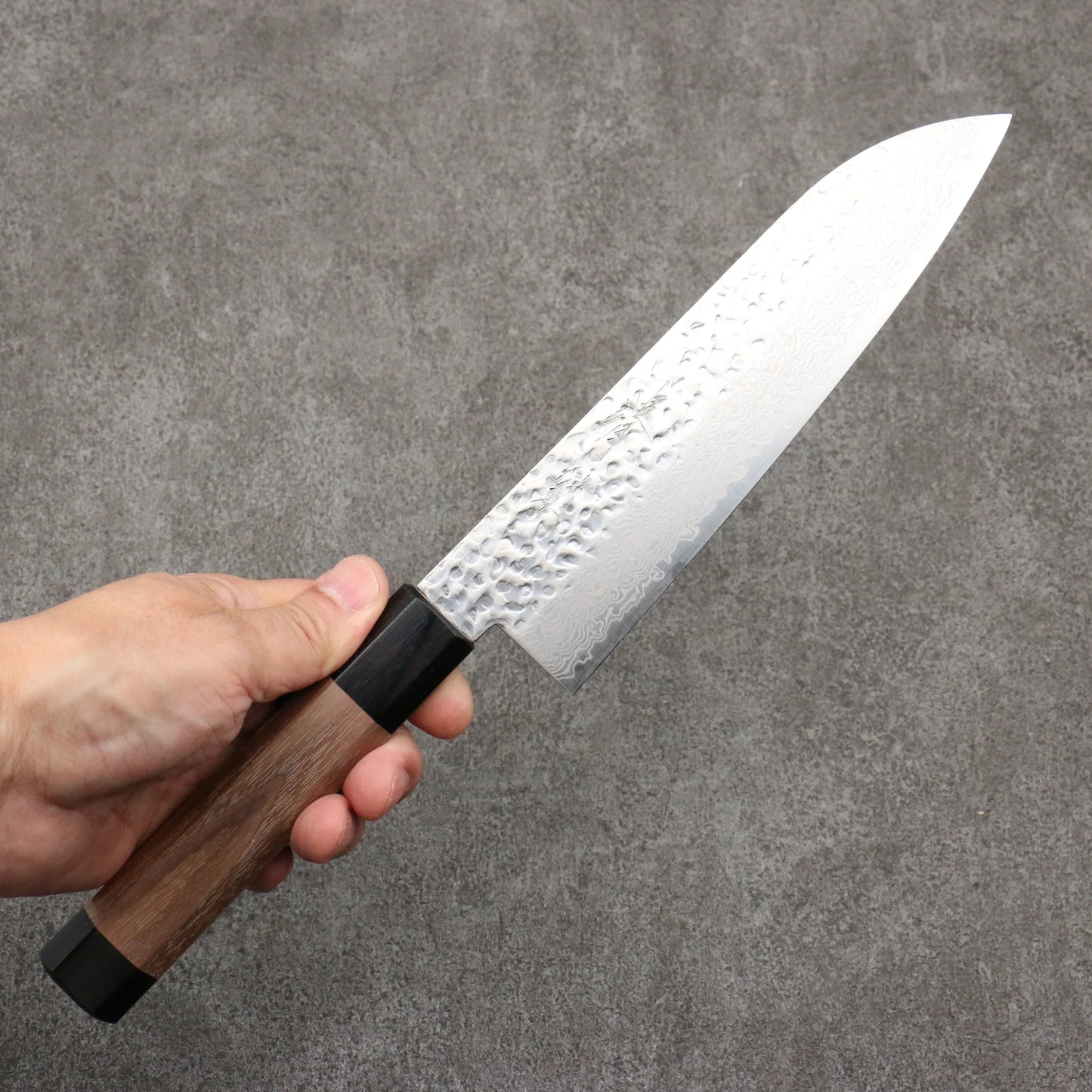 Thương hiệu Seisuke Thép Bạc No.3 Thép Damascus dao rèn thủ công Dao đa năng Santoku 180mm chuôi dao họa tiết quả óc chó (bọc đen hai bên)