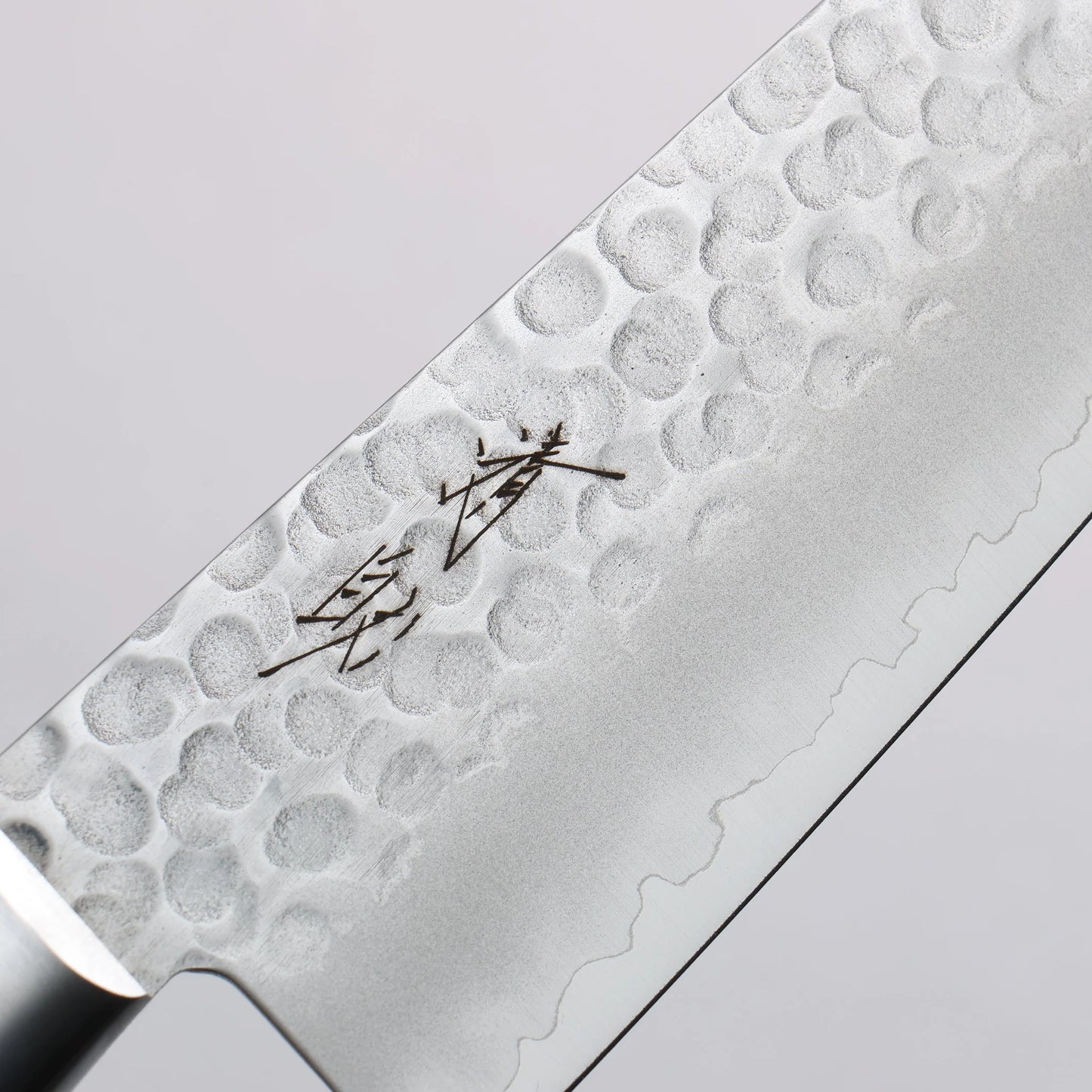 Thương hiệu Seisuke VG10 vân búa đục đặc biệt Rèn thủ công Dao đa năng Santoku 165mm chuôi dao mẫu ván ép màu nâu