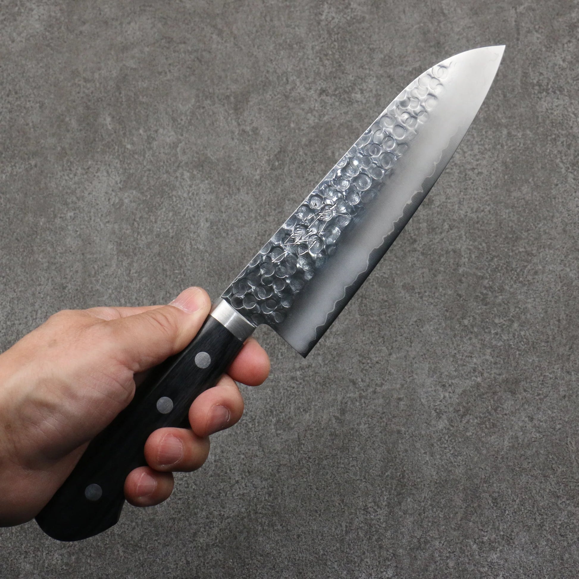 Seisuke V Gold No. 1 Hammer Polished Finish Santoku Knife 165MM Black Plywood Pattern 清助 V金1号 鎚目 磨き仕上げ 三徳包丁 165MM 黒合板柄 Free ship - Thương hiệu Seisuke VG1 dao rèn thủ công Đánh nhẵn bóng Dao đa năng Santoku 165mm chuôi dao gỗ Pakka đen 