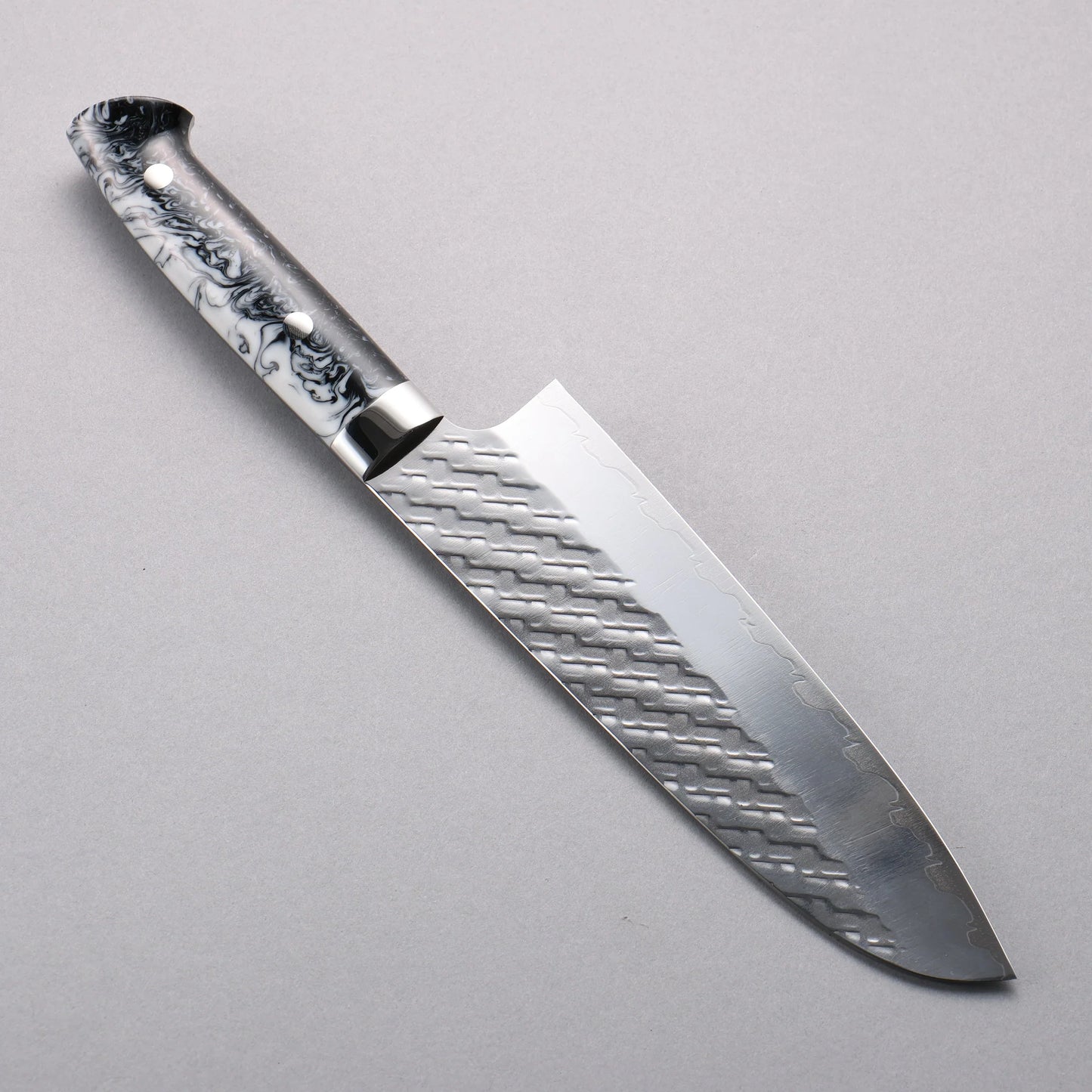 Thương hiệu Takeshi Saji Samurai vân búa đục đặc biệt Rèn thủ công Đánh bóng hoàn thiện Dao đa năng Santoku 180mm chuôi dao acrylic bằng đá cẩm thạch màu đen và trắng