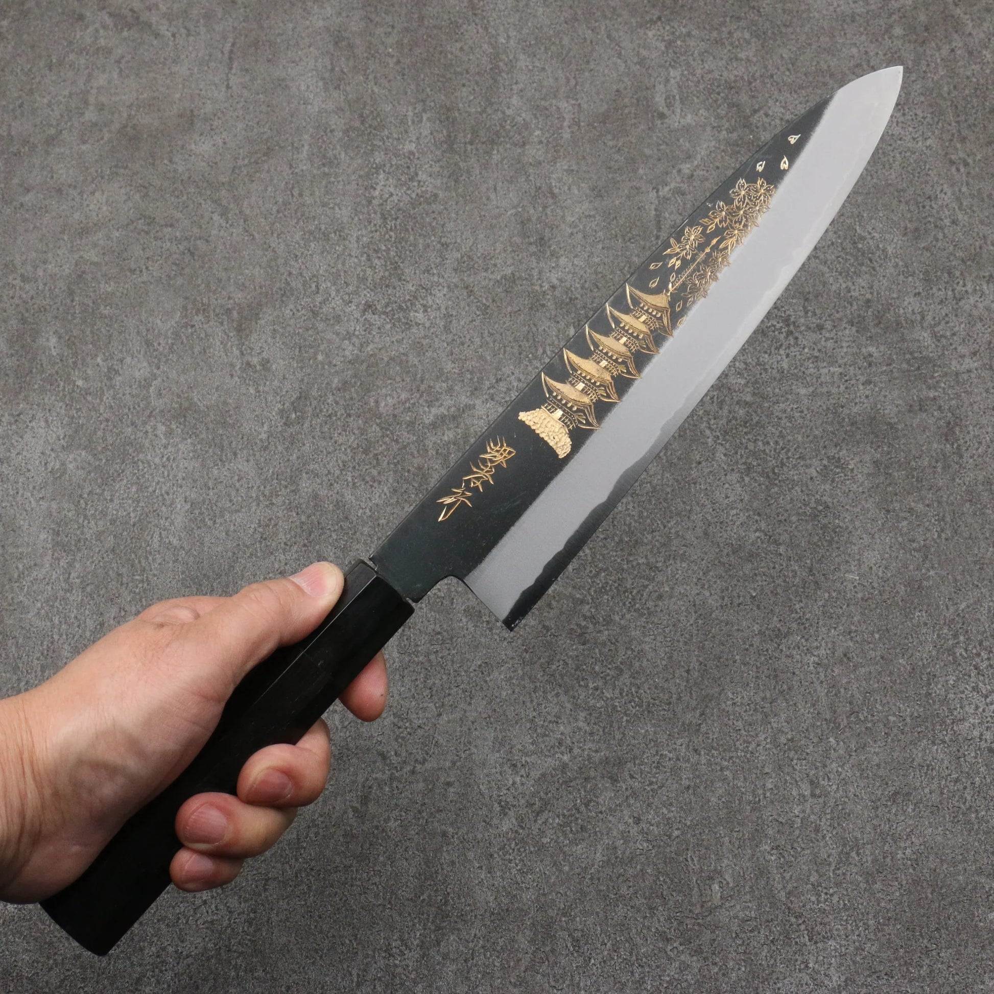 Takayuki Sakai Kubota gold sculpture Five-storied pagoda White steel black finish Gyuto knife 240MM Ebony handle 堺 孝行 窪田金彫刻 五重塔 白ニ鋼 黒仕上げ 牛刀包丁 240MM 黒檀柄 Free ship - Thương hiệu Sakai Takayuki Kubota điêu khắc vàng Chùa Năm tầng thép trắng sơn đen dao Gyuto 240mm tay cầm gỗ Mun