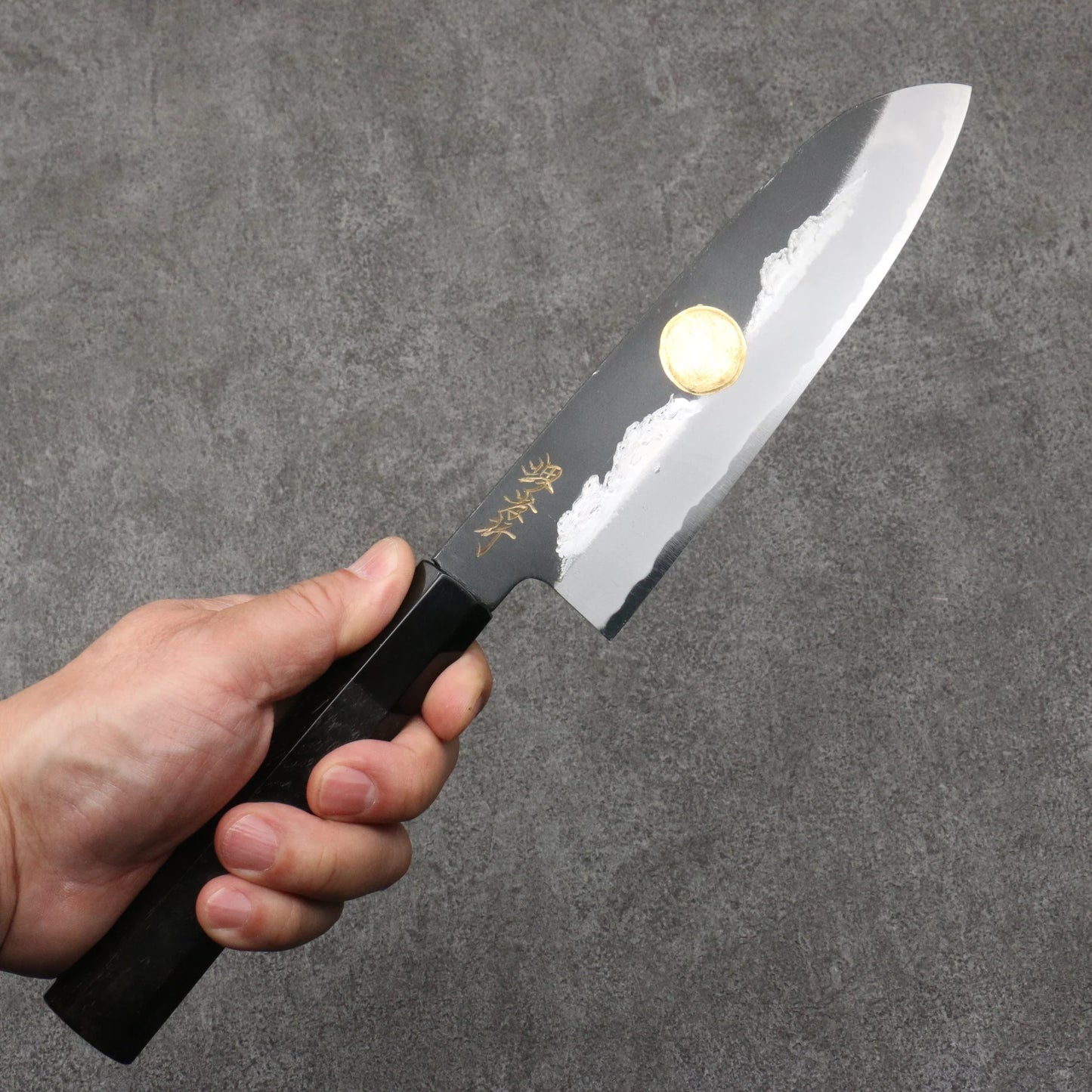 Takayuki Sakai Kubota gold carving Izayoi white steel black finish Santoku knife 180MM Ebony pattern 堺 孝行 窪田金彫刻 十六夜 白ニ鋼 黒仕上げ 三徳包丁 180MM 黒檀柄 Free ship - Thương hiệu Sakai Takayuki Kubota chạm khắc vàng Izayoi thép trắng đen hoàn thiện Dao đa năng Santoku 180mm chuôi dao hoa văn gỗ Mun