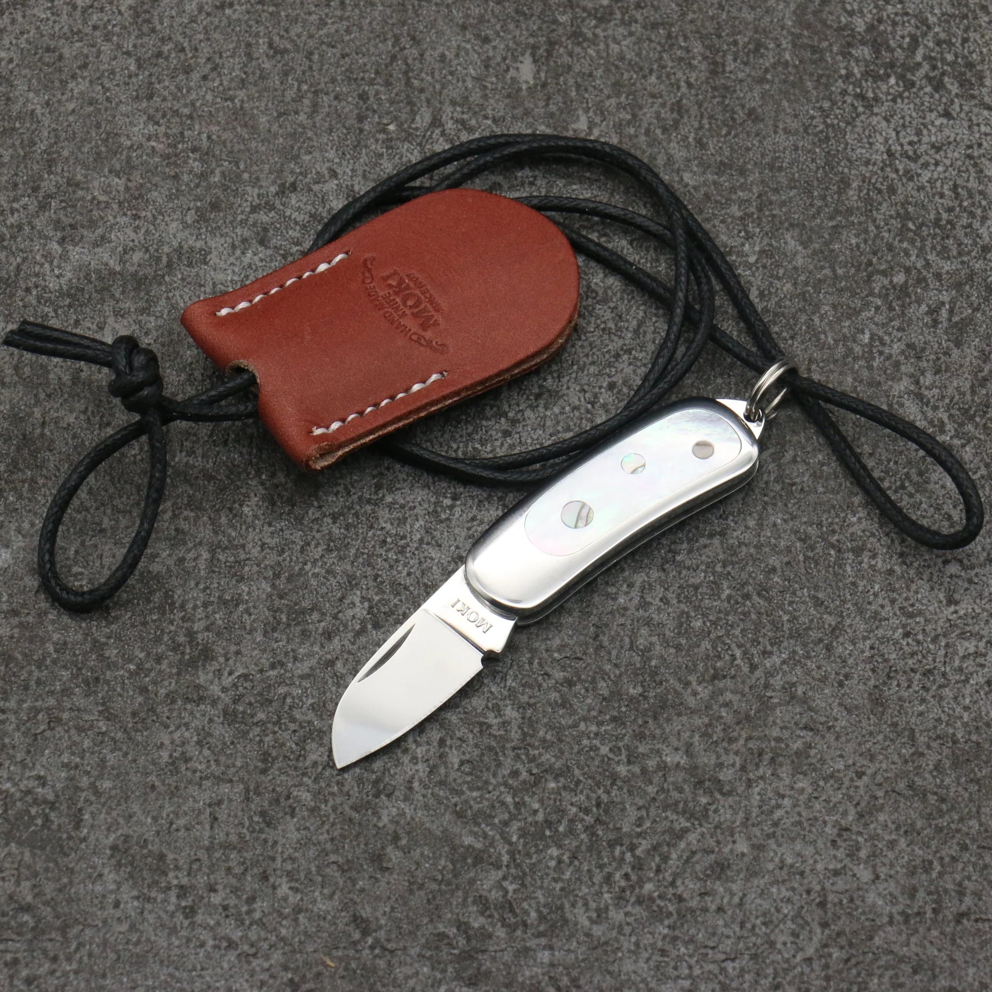 MOKI MINI PENDANT POCKET KNIFE W/ WHITE MOTHER OF PEARL AND ABALONE CIRCLES Free ship - Thương hiệu Moki Knife AUS6 Dao gập Có kèm bao 28mm