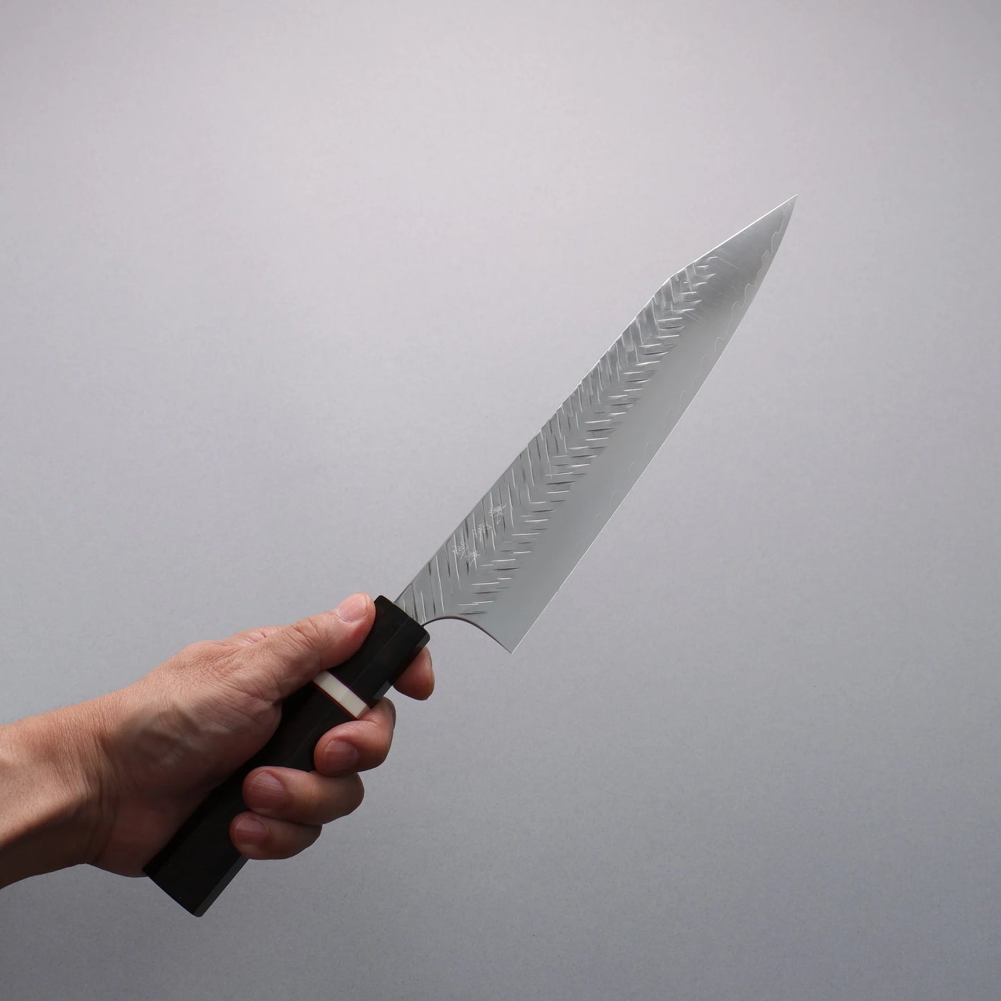 Thương hiệu Yoshimi Kato Dao đa năng chuyên dụng Kiritsuke Gyuto 210mm thép SPG STRIX vân búa (V) đúc đặc biệt chuôi dao gỗ mun (vòng trắng)