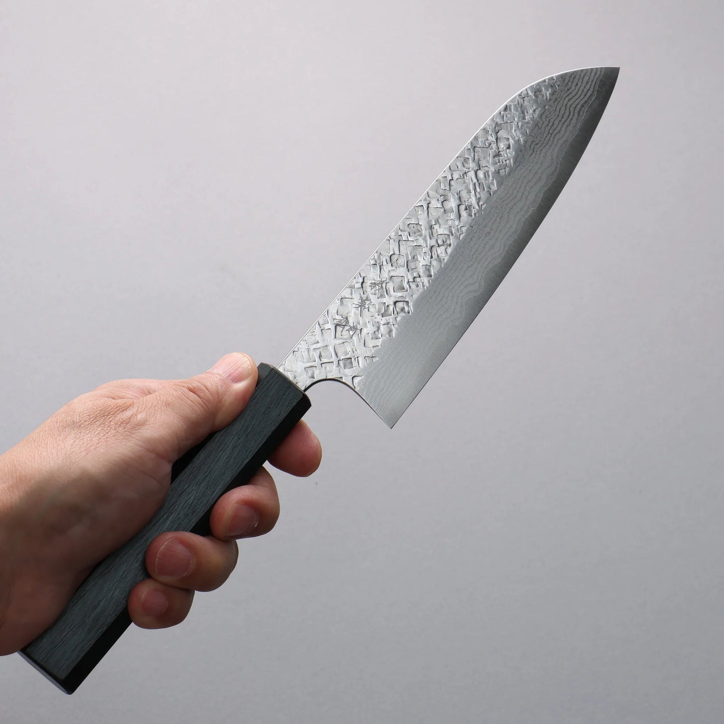 Thương hiệu Yoshimi Kato VG10 Thép Damascus vân búa (sừng) Rèn thủ công (hình tròn) Dao đa năng Santoku 170mm chuôi dao gỗ sồi (nhuộm chàm)