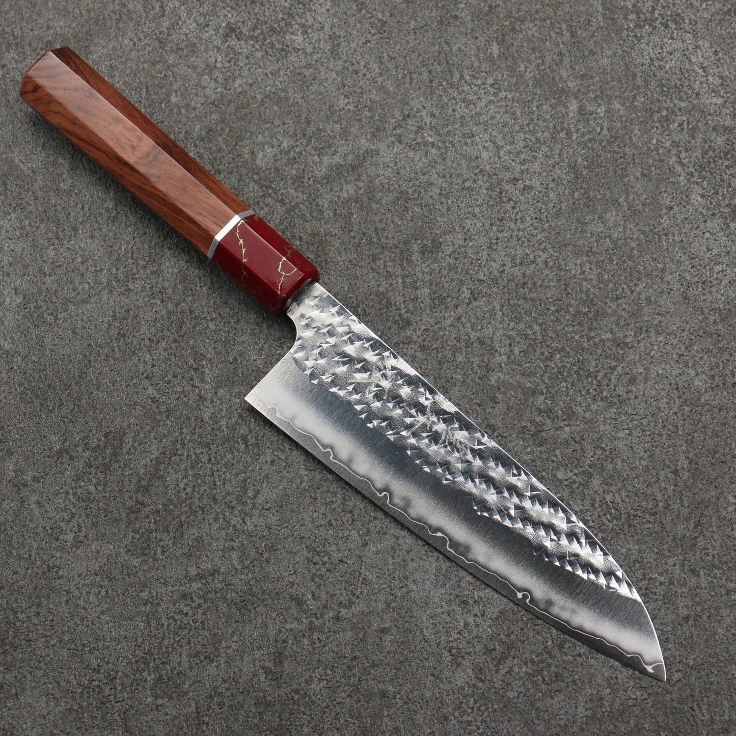 Yu Kurosaki Senkoryu SG2 Hammered Kosantoku Knife 150MM Rosewood (Muzzle: Red Turquoise) Handle 黒崎 優 閃光流 SG2 鎚目 小三徳包丁 150MM 紫檀 (口輪：赤ターコイズ)柄 Free ship - Thương hiệu Yu Kurosaki SG2 Rèn thủ công Dao đa năng Santoku loại nhỏ 150mm