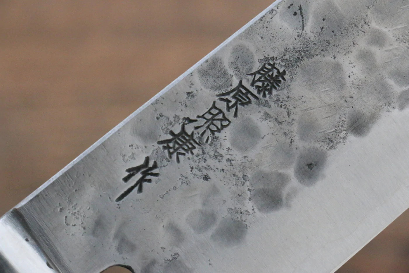Marke Fujiwara Teruyasu Berühmtes Schwert der Illusion Nr. 1 weißer Stahl Traditionelles handgeschmiedetes japanisches Messer Nashiji-Mehrzweckmesser Japanisches Santoku-Messer 180 mm schwarzer Pakka-Holzgriff 