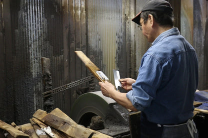 Hideo Kitaoka Marke Nr. 2 weißer Stahl Damaststahl Spezialisiertes Shashimi-Fischmesser Yanagiba Japanisches Messer 210 mm Sandelholzgriff