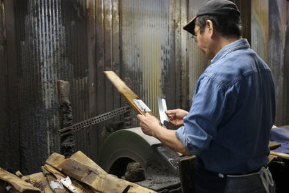 Marke Hideo Kitaoka 【Für Linkshänder】 Nr. 2 weißer Stahl Damaststahl Spezialisiertes Shashimi-Fischmesser Yanagiba Japanisches Messer 240 mm Sandelholzgriff