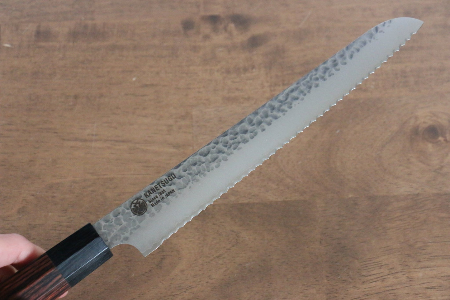 Marke Seki Kanetsugu Glattes Holz mit 7 Kanten VG2 handgeschmiedetes Messer Spezialisiertes Brotmesser Japanisches Messer 210 mm