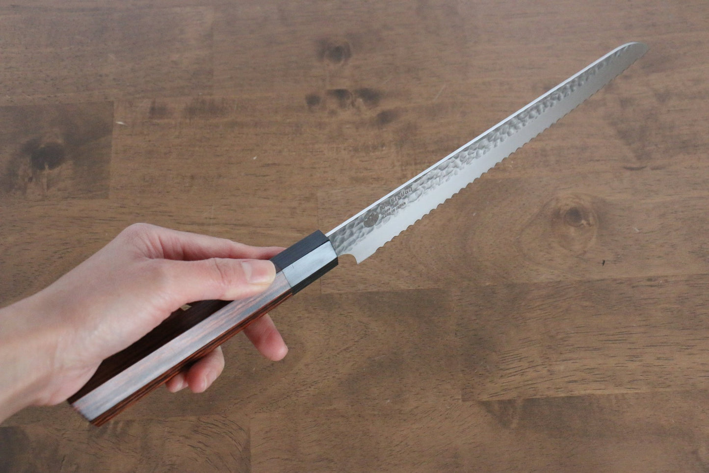 Marke Seki Kanetsugu Glattes Holz mit 7 Kanten VG2 handgeschmiedetes Messer Spezialisiertes Brotmesser Japanisches Messer 210 mm