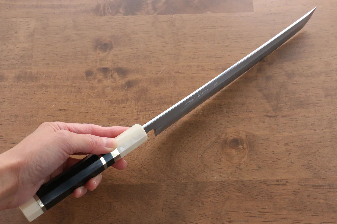 Thương hiệu Jikko Thép xanh  Dao thái cá, shashimi chuyên dụng Yanagiba (cán tròn) dao Nhật 240mm chuôi dao gỗ Mun có đính vòng 2 bên