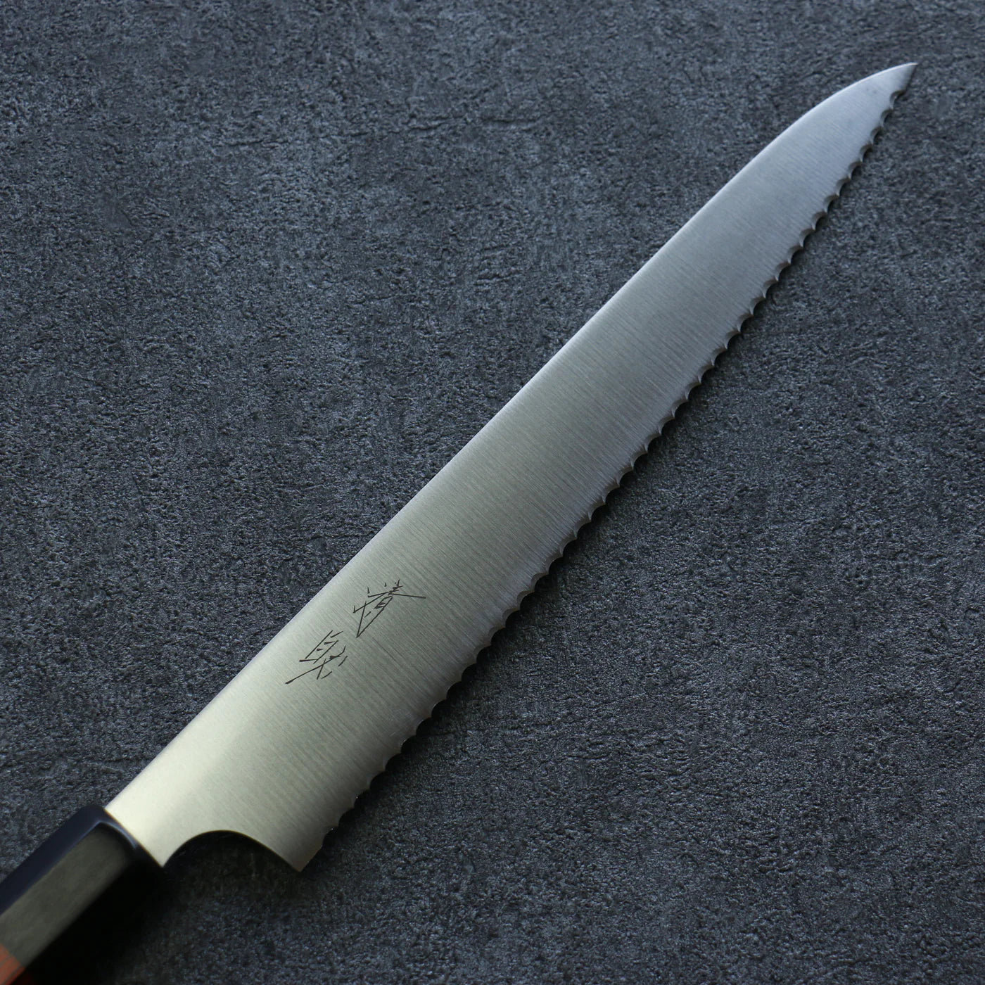 Japanisches Brotmesser der Marke Seisuke, 240 mm Edelstahl, roter Sperrholzgriff.