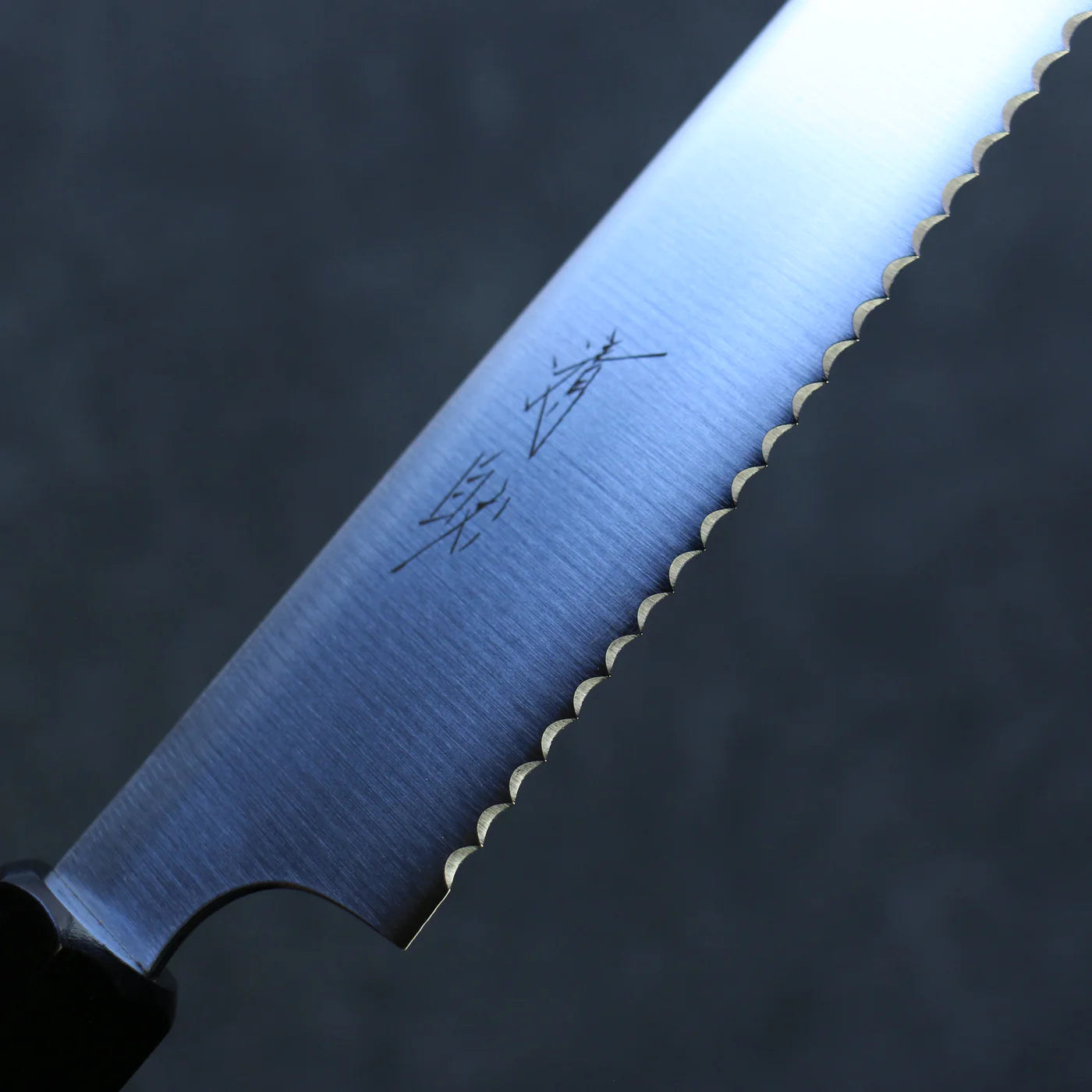 Free ship - Dao cắt bánh mì chuyên dụng dao Nhật thương hiệu Seisuke, thép không gỉ 240mm, chuôi dao gỗ ép đỏ.