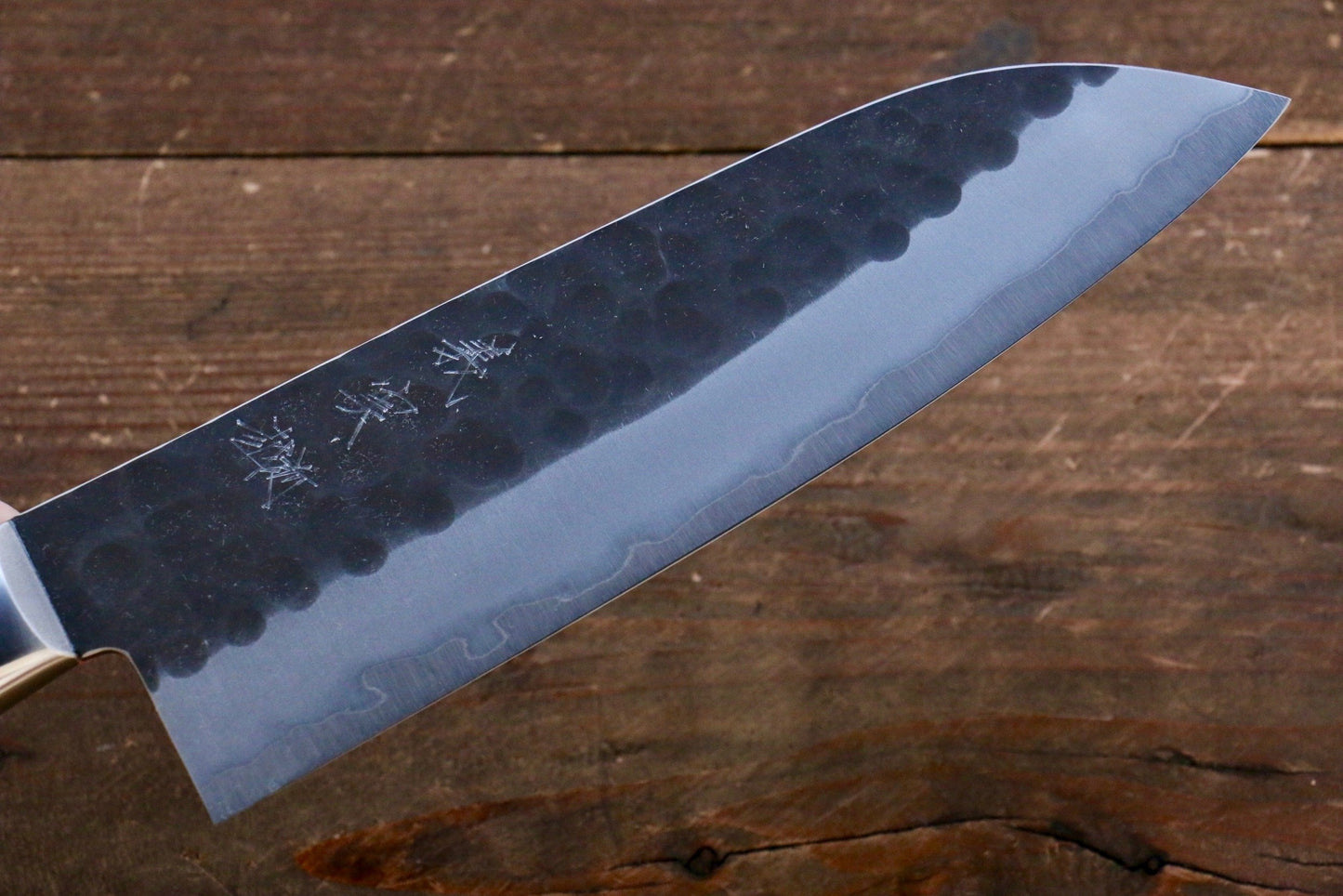 Marke Yoshimi Kato Ultrablauer Kurouchi-Stahl Handgeschmiedet (runde Form) Santoku-Mehrzweckmesser Japanisches Messer 160 mm gepresstes Holz Messergriff